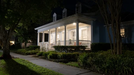 POSTAVILA JE KAMERU U DVORIŠTU DA BI OTKRILA DA LI NOĆU DOLAZE RAKUNI Pogledala je ujutru snimak i PARALISALA se od straha - uskoro je celo selo bilo na nogama 