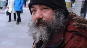 RASPLAKAĆE VAS! Frizer prišao beskućniku i promenio mu život – rezultat ostavlja bez daha! (VIDEO)