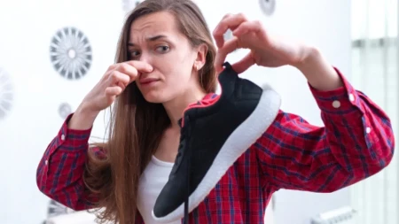 SMRAD IZ PATIKA NESTAJE ZA JEDNU NOĆ! Ruskinje kriju ovaj trik – treba vam samo 2 sastojka!