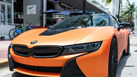 BMW, mercedes, sve jači od jačeg - konobarica kupila 10 luskuznih automobila u roku od 8 dana