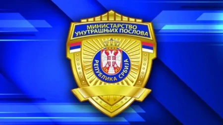 NAPADNUTI POLICAЈCI, RAZBIЈENA STAKLA Oglasio se MUP o divljanju blokadera na Medicinskom fakultetu