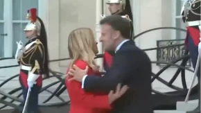 POLJUBAC KOJI TRESE MREŽE! Makron zgrabio Meloni pred kamerama – njen izraz sve govori! (VIDEO)