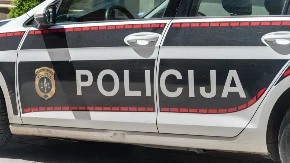 MOTOCIKLISTA PRETUKAO TAKSISTU I NJEGOVOG SINA Svađa u saobraćaju prerasla u horor, policija traga za nasilnikom