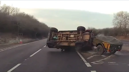 HOROR NA AUTO-PUTU! Audi presekao vojno vozilo - vojnici teško povređeni! (VIDEO)