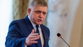 "RUSI VAMA NEĆE KLEČATI! ONI KLEČE SAMO KADA VEZUJU PERTLE!" Fico udario šamar Briselu