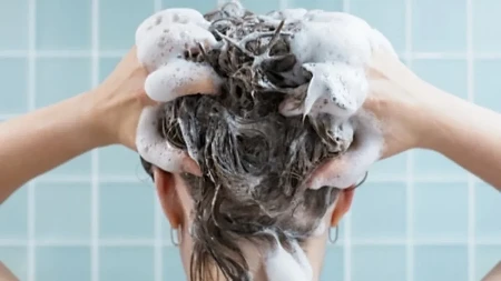 Kažu da se kosa ne pere tokom menstruacije: Evo da li je istina - rešavamo dilemu!