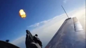 NAJLUĐI SNIMAK SA UKRAJINSKOG FRONTA Vojnici iz aviona obaraju ruske dronove puškom!