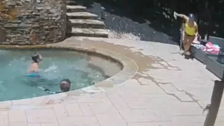 „BEŽI MAMA!“ Sekunde delile ženu od smrti – ono što je usledilo ledi krv! (VIDEO)