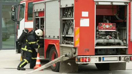 VELIKI POŽAR U ZRENJANINU Vatrena buktinja zahvatila bivšu fabriku, vatrogasci se bore da je lokalizuju 
