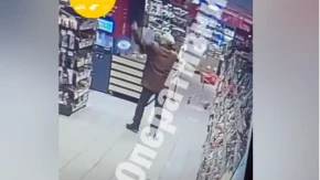 JEZIV SNIMAK IZ KIJЕVA! Napadač sa automatskom puškom luta supermarketom – taoci zarobljeni unutra! (VIDEO)