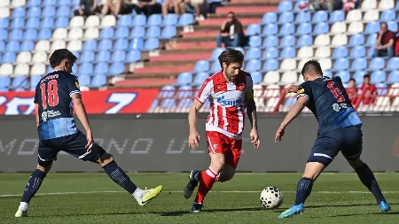 CRVENA ZVEZDA - VOJVODINA Gosti pogodili prečku sa igračem manje, sreća za domaćina - 0:0