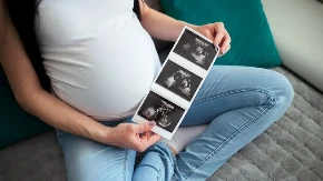 PRVA BEBA ROĐENA PUTEM SUROGAT MAJKE Ovog meseca proslavila 40. rođendan, evo kako izgleda danas