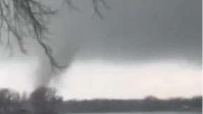 SERIJA TORNADA POGODILA AMERIKU Pričinjena velika šteta