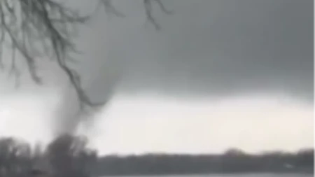 SERIJA TORNADA POGODILA AMERIKU Pričinjena velika šteta