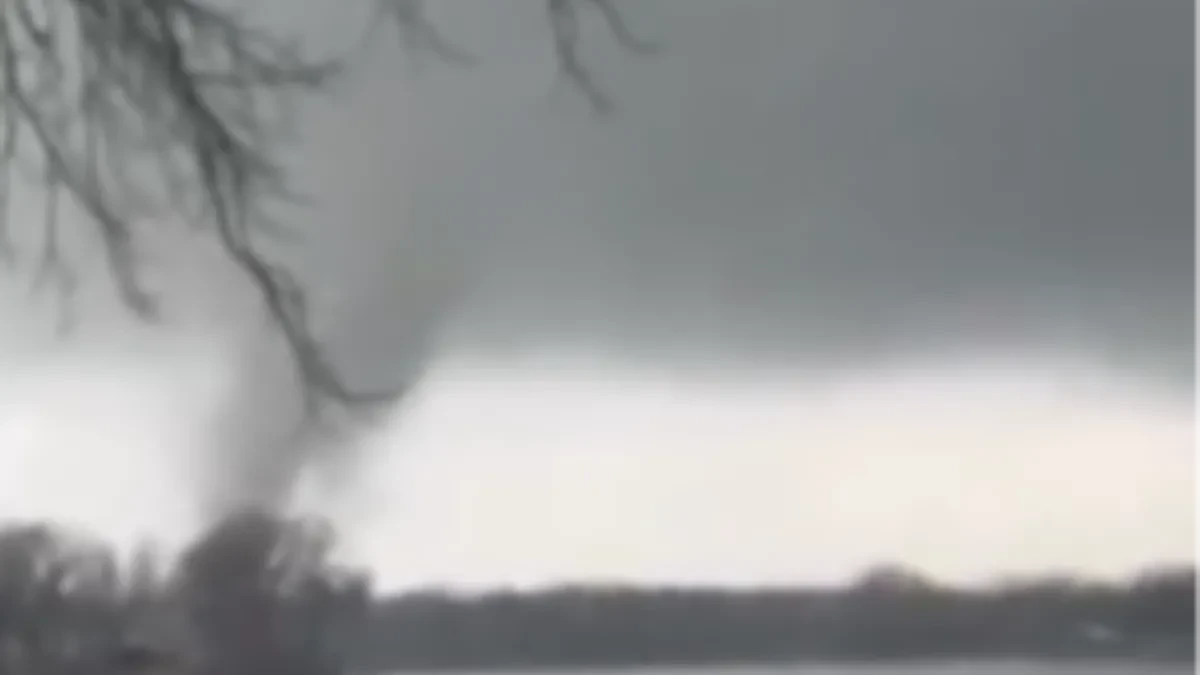 SERIJA TORNADA POGODILA AMERIKU Pričinjena velika šteta