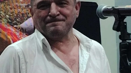 NIJE AI - HIT SNIMAK IZ ODŽAKA Baja Mali Knindža peva, a na bas gitari...