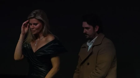 ĆERKA MELININOG MUŽA NIJE MOGLA DA UĐE NA NJEGOVU JAHTU! Sedela ispred na klupi pokrivena ćebetom! 