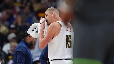 JOKIĆA GURNULI SA TERENA Skandal na meču Denvera i Minesote (VIDEO)