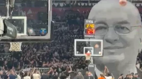 EMOCIJE U ARENI Moćna koreografija "grobara" posvećena Dušku Vujoševiću