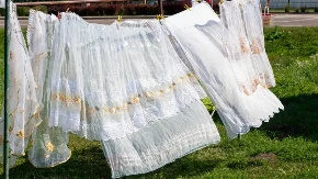 Ma kakvo crno peglanje, nikada više u životu: Zavese prave kao strela, samo ih naprskajte ovim