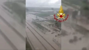 KATAKLIZMA U ITALIJI: Snažno nevreme uništilo sve pred sobom - delovi zemlje bez vode i struje 