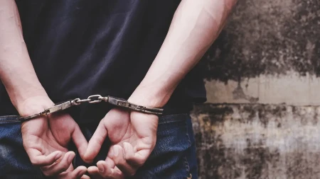 SA NOŽEM ULETELI U TAKSI PA OPLJAČKALI VOZAČA Uhapšeni mladići posle bekstva