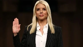 "TRAMP UDARIO BEZ UPOZORENJA! Bondijeva smenjena – evo šta joj sprema