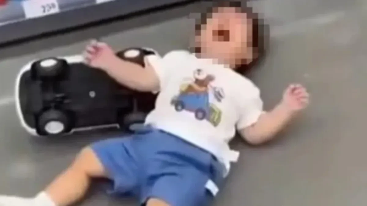 DRAMA U PRODAVNICI Dečak plače kao da je SMAK SVETA - a onda je ugledao NJU i sve se promenilo u SEKUNDI!