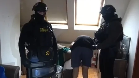 UHAPŠEN BOMBAŠ IZ ZEMUNA! Specijalci mu upali u stan dok je bio u krevetu, pogledajte munjevitu akciju (VIDEO)