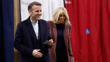 TRAMP NEMILOSRDNO PONIZIO MAKRONA: Zlostavlja ga žena, jedva se oporavio od šamara!