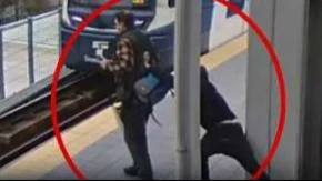 POKUŠAJ UBISTVA NA ŽELEZNIČKOJ STANICI: Muškarac probao da gurne žrtvu pod voz u Sijetlu