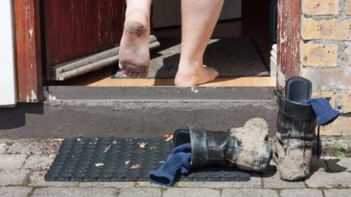 OBUĆU NIKAD NE OSTAVLJAJTE OVAKO Mnogi rade isto, a ne znaju da unose nesreću i bolest u kuću