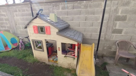 HUMANI GEST ODUŠEVIO RODITELJE U parku kod škole u Borči postavio nešto što ne koristi, rekli mu da je pravi car