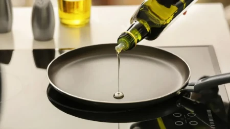 Ne bacajte plastiku ispod čepa boce maslinovog ulja, ima skrivenu funkciju koja će vas iznenaditi (VIDEO)