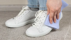 BELE PATIKE KAO NOVE ZA PAR MINUTA: Ovi trikovi brišu mrlje i ogrebotine bez muke