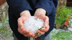 JAK GRAD POČEO DA BIJE U 13.30 ČASOVA! Stižu snimci snažnog nevremena: "Horor, zamračilo se"