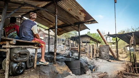 Mesto gde se crno zlato vadi na primitivan način - kao da je 1926. godina.