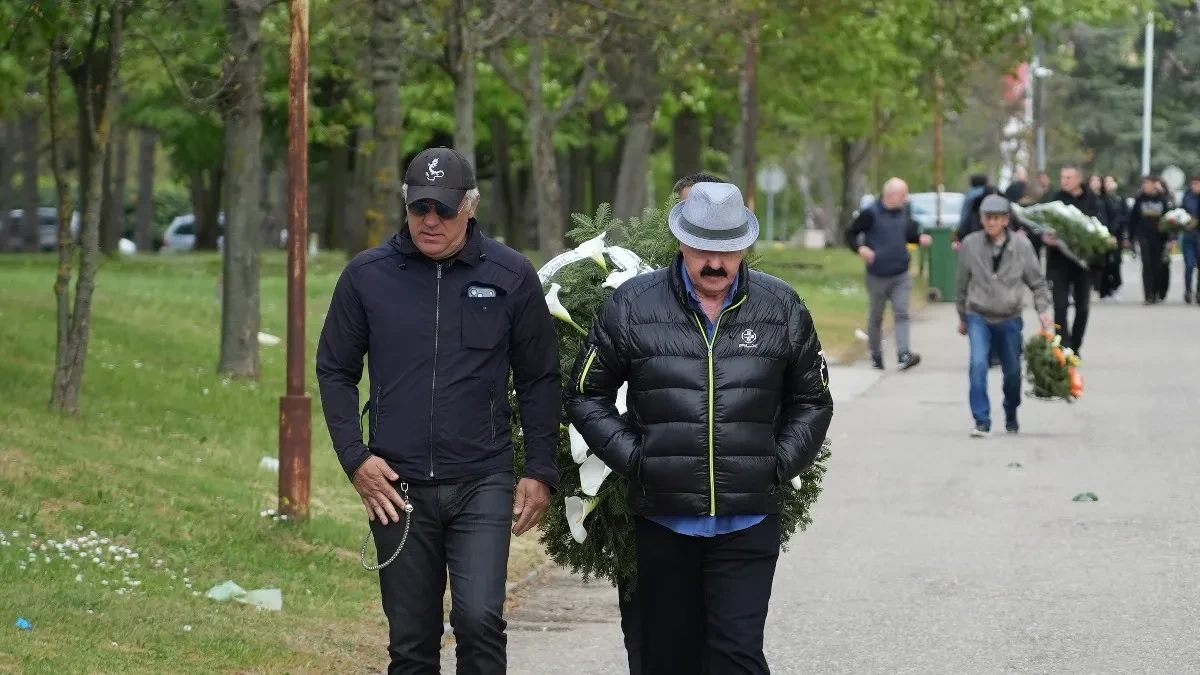 HARIS DŽINOVIĆ U CRNINI DOK ONA SLAVI U MONAKU Pevač skrhan bolom na sahrani prijatelja! 