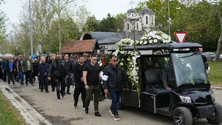 SCENE KOJE LOME SRCE Udovica jedva hoda držeći decu za ruke, otac pokojnog Saše jeca na njegovom grobu! (FOTO)