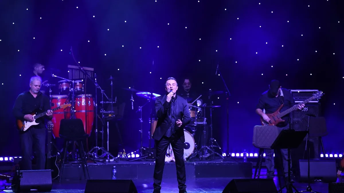 NAŠEG PEVAČA ŽENA NAPALA ZBOG KOLEGINICE Došao kući, pa usledio haos! 