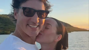 Popadali od smeha, pevačica "provlačila karticu" u vodi: Evo kako Keti Peri priziva novac u svoj život