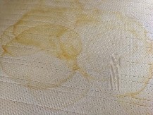 Ne bi vam uopšte palo na pamet, a skida žutilo kao od šale: Evo kako očistiti prljav dušek, treba vam samo jedno stredstvo iz kupatila