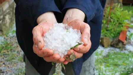 TUKAO GRAD VELIČINE LOPTICE ZA GOLF! Jak grad obeleo Bihać (VIDEO)