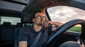 SA NJIMA MOŽETE OPUŠTENO DA SEDNETE U KOLA Pogledajte koji znakovi su NAJBOLJI VOZAČI, a ko je NOČNA MORA u saobraćaju