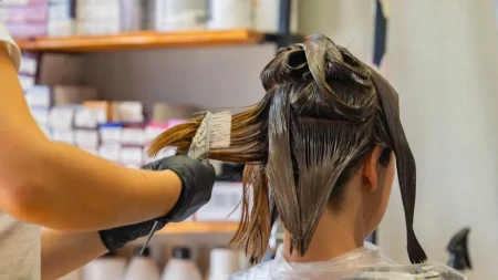 NIJE PLAVA, A NI BRAON Ova boja apsolutno osvaja prolećnu sezonu, kosa izgleda nestvarno