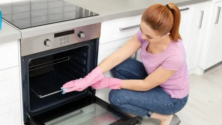 Mučite se da očistite rernu? Trik sa ovom tabletom skine masnoću za 10 minuta!