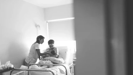 ZLATNI SAT Prvih 60 minuta koji menjaju vezu između mame i bebe