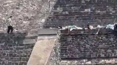 UZNEMIRUJUĆI SNIMAK! Uzeo turiste kao taoce, pa pucao na njih, ima mrtvih i povređenih (VIDEO)