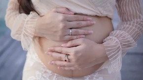 Šta kada prsten postane „tesan“? Zašto prsti otiču u trudnoći i kada je vreme da skinete prstenje
