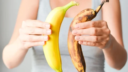 Banane vam brzo crne? Ovaj trik im čuva žutu boju do 14 dana!